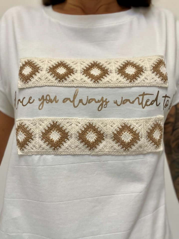 Cremefarbenes Kurzarmshirt mit Schriftzug