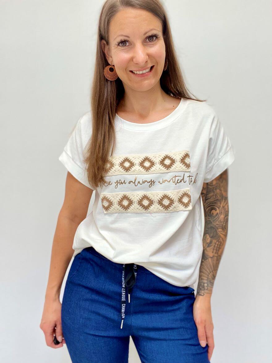 Cremefarbenes Kurzarmshirt mit Schriftzug