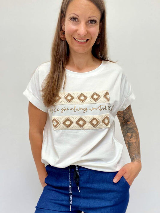 Cremefarbenes Kurzarmshirt mit Schriftzug