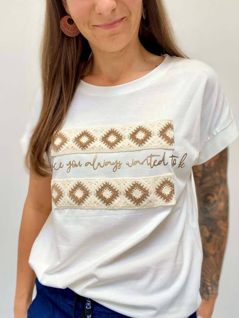 Cremefarbenes Kurzarmshirt mit Schriftzug