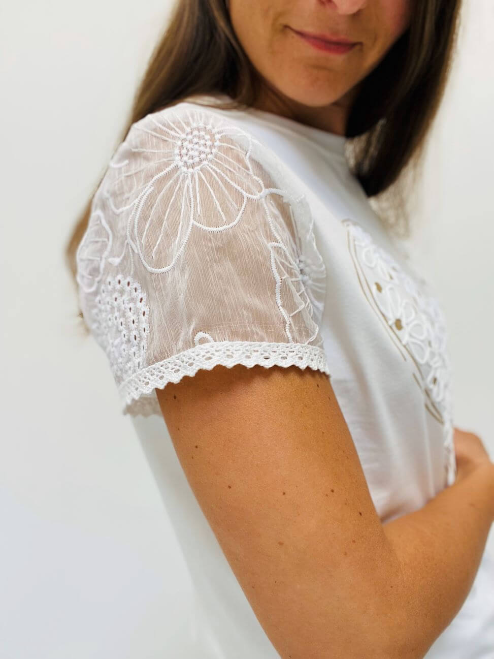 Cremeweißes Kurzarmshirt mit transparenten Ärmeln