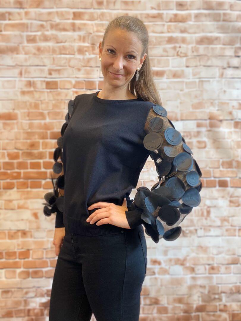 Langarmshirt mit transparenten Ärmeln und runden Aufnähern