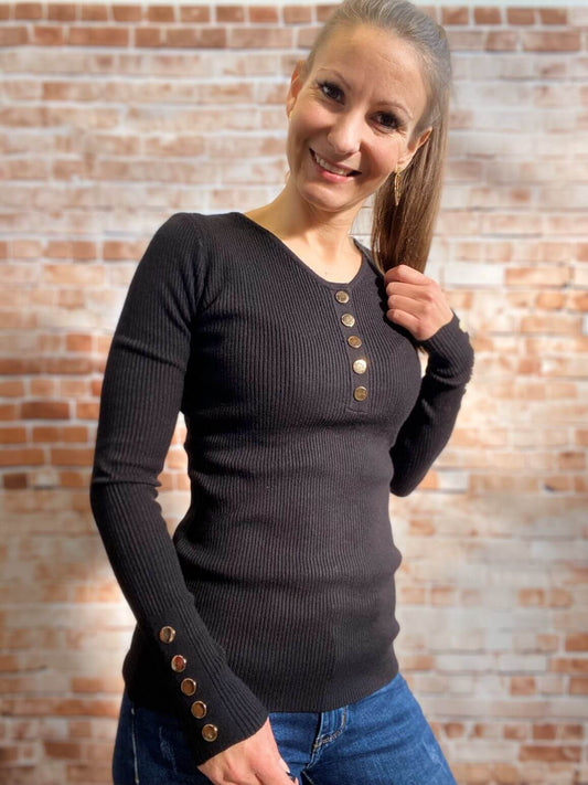 Rippshirt mit goldenen Knöpfen und langen Ärmeln