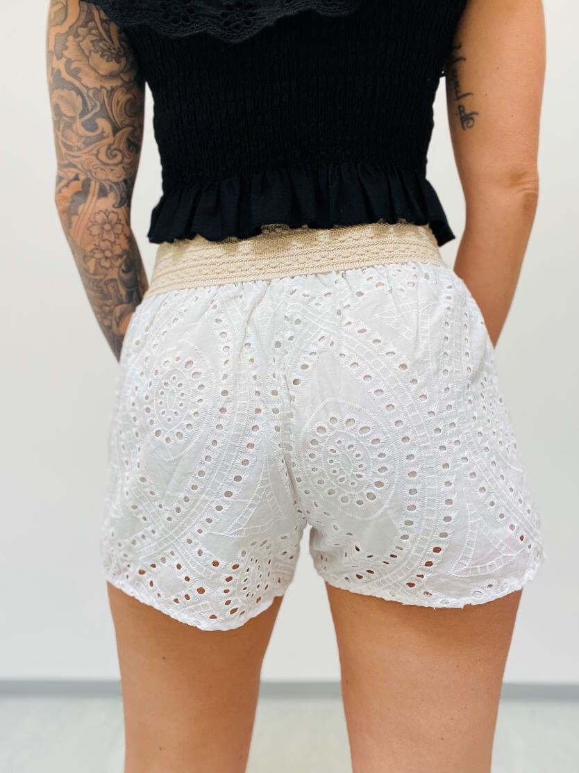 Shorts mit Lochstickerei und Gummibund