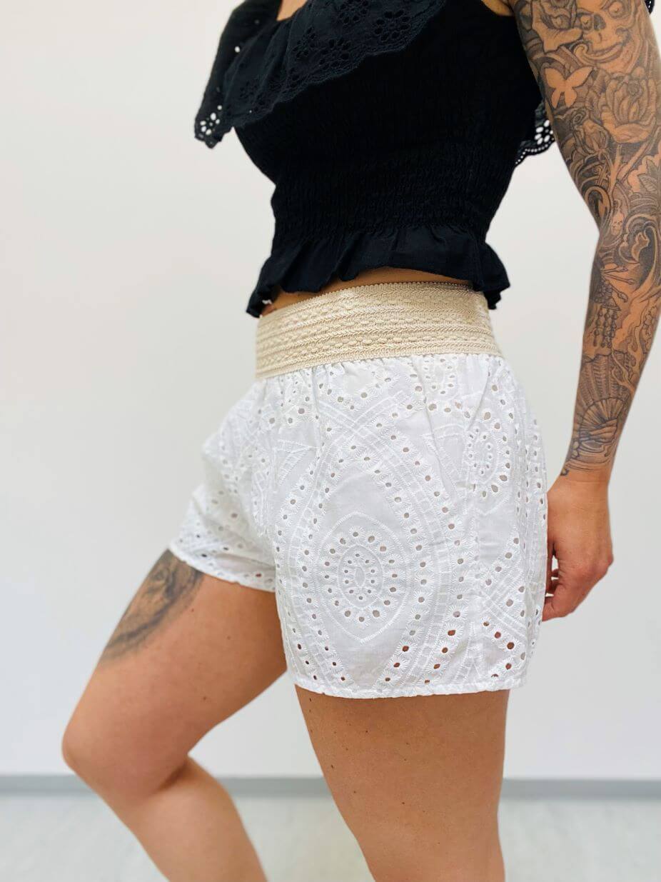 Shorts mit Lochstickerei und Gummibund