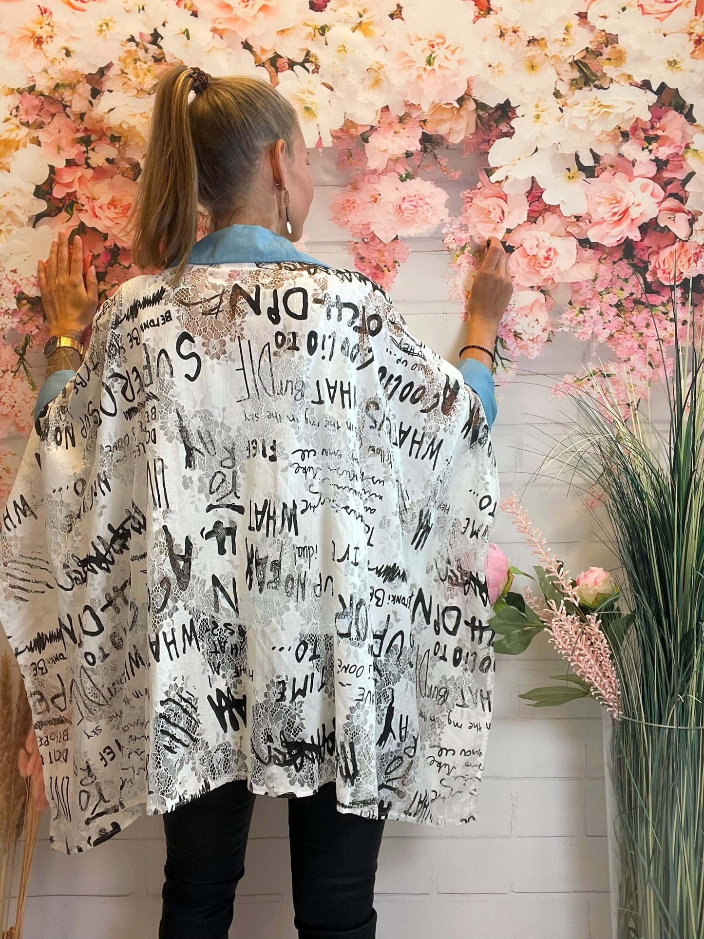 Weite weiße Spitzenbluse mit Schriftzug