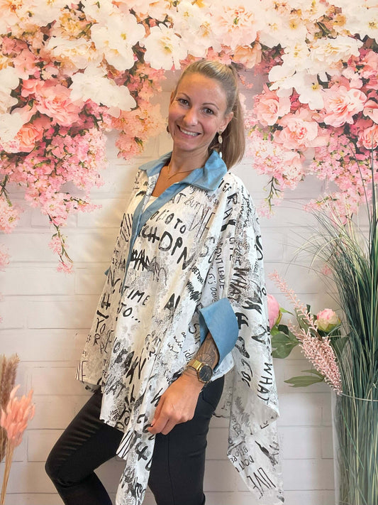 Weite weiße Spitzenbluse mit Schriftzug