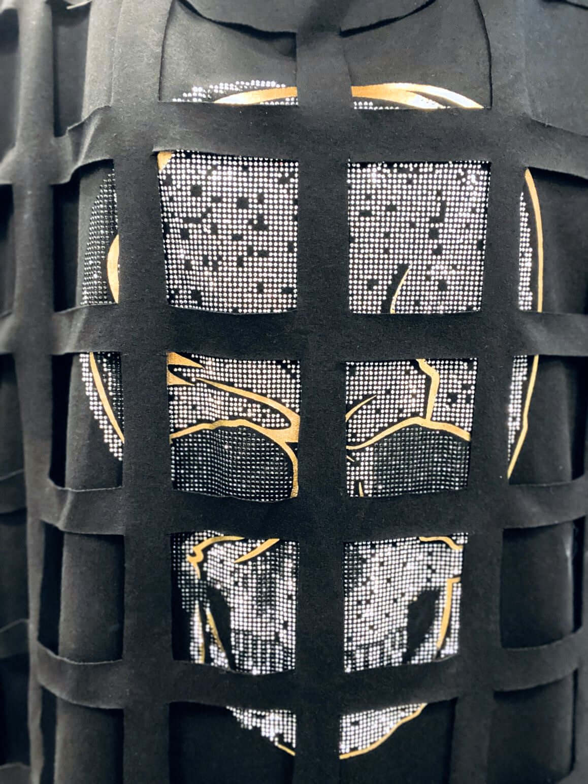 Kapuzensweater mit Totenkopf und Gitternetz