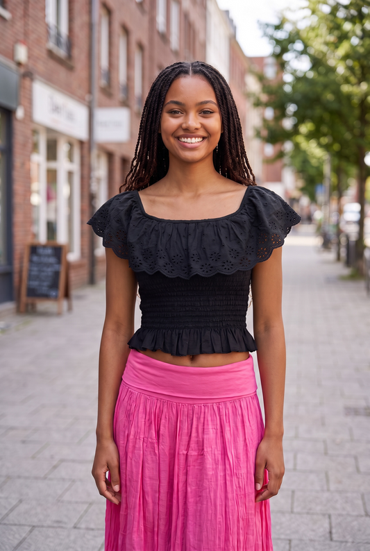 Bauchfreies Crop-Top mit Lochstickerei und Gummizug