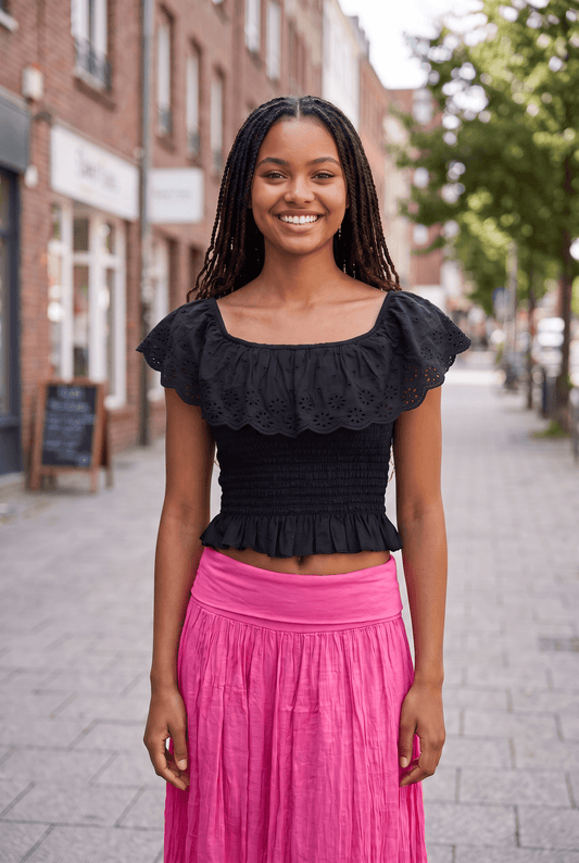 Bauchfreies Crop-Top mit Lochstickerei und Gummizug