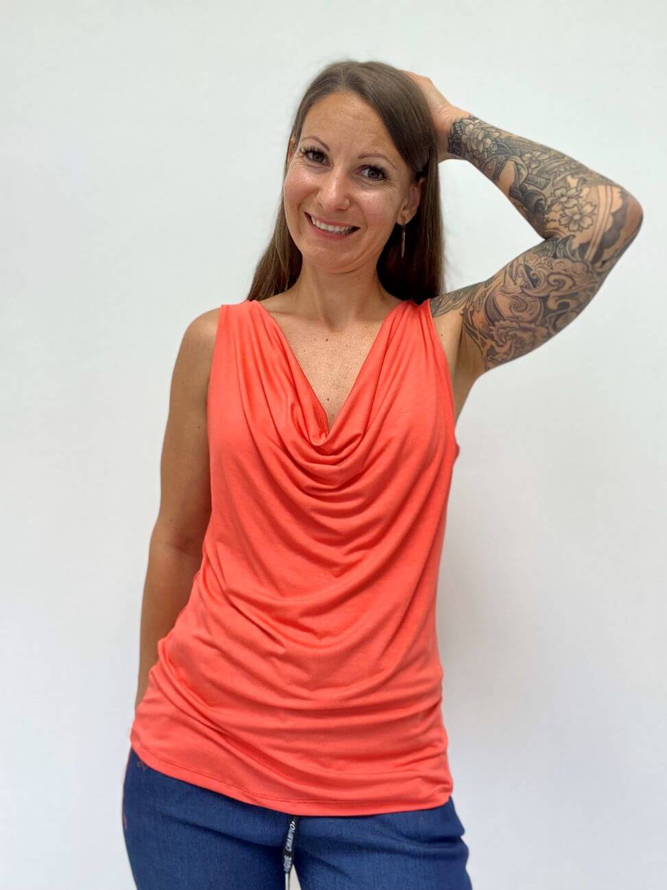 Angenehmes Top mit Wasserfallausschnitt