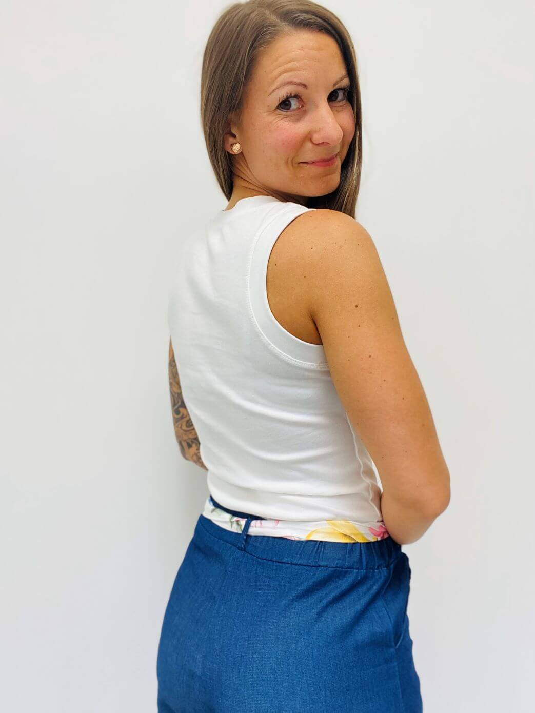 Weißes Top mit aufgenähter Blume