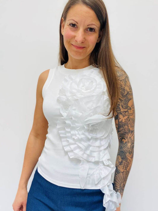 Weißes Top mit aufgenähter Blume