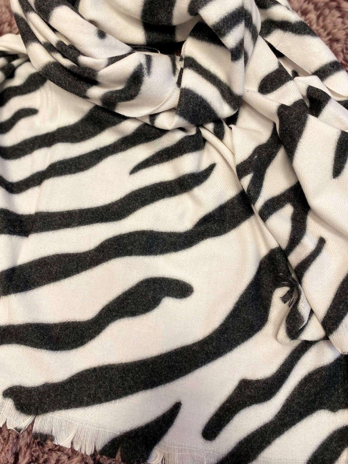 Warmer Schal im Zebradesign