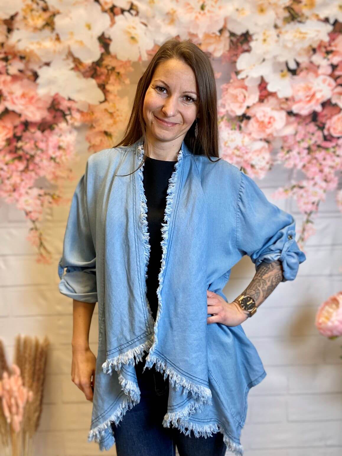 Dünne Jeansweste mit Wasserfallkragen & silbernem Herz