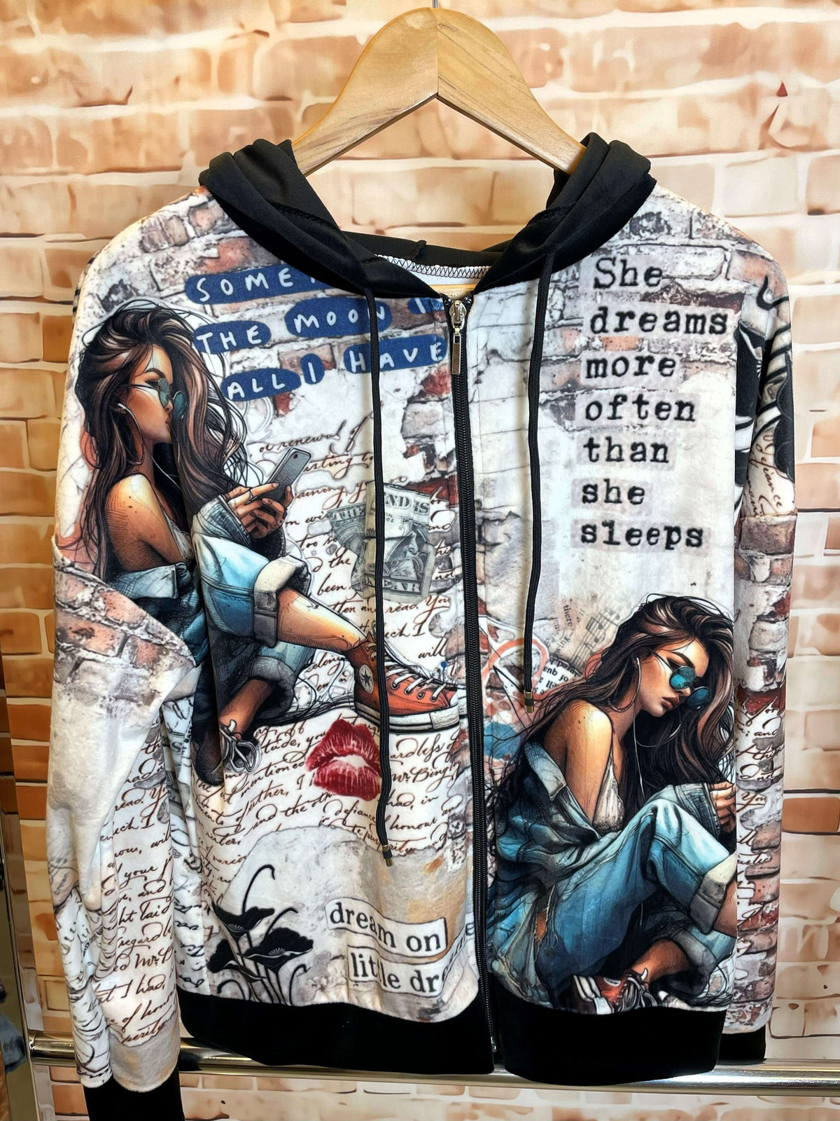 Bunte Samt/Nici-Weste mit Kapuze in bunten Motiven, perfektes Highlight für jeden Kleiderschrank.