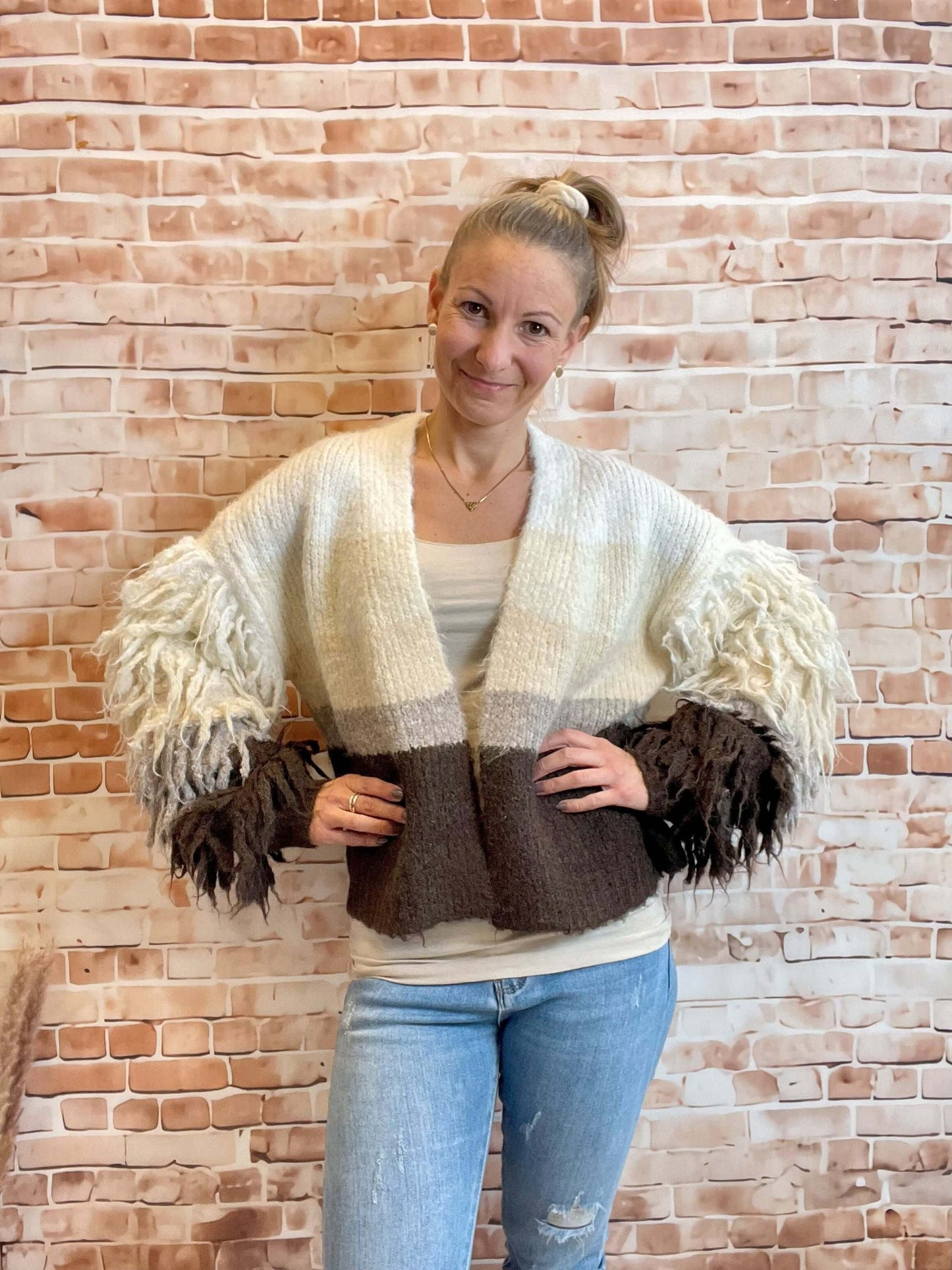 Zottelige Woll-Strickweste in Brauntönen