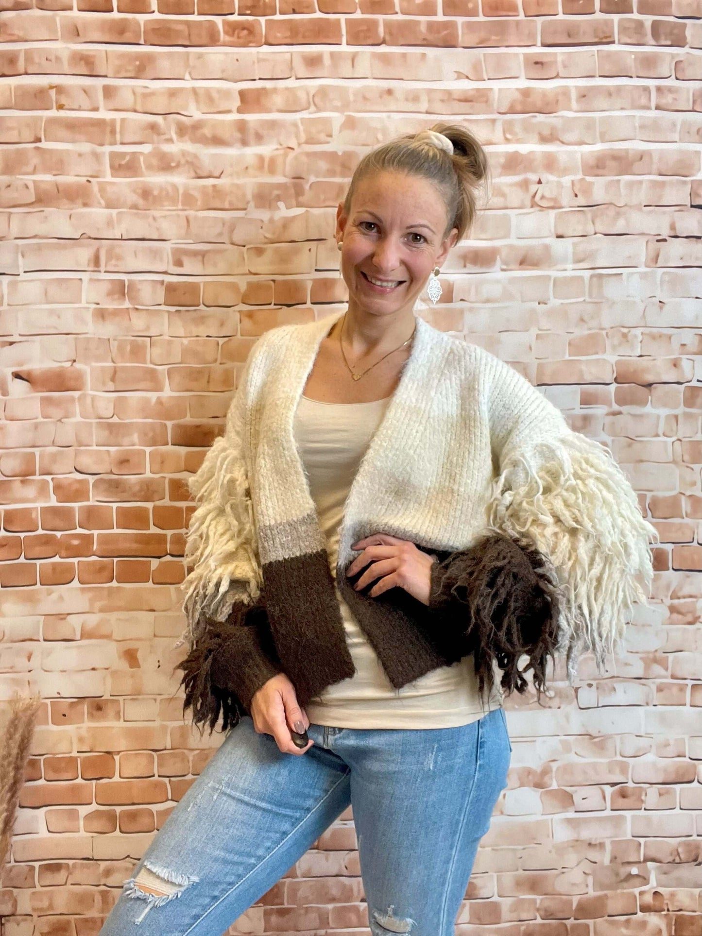 Zottelige Woll-Strickweste in Brauntönen