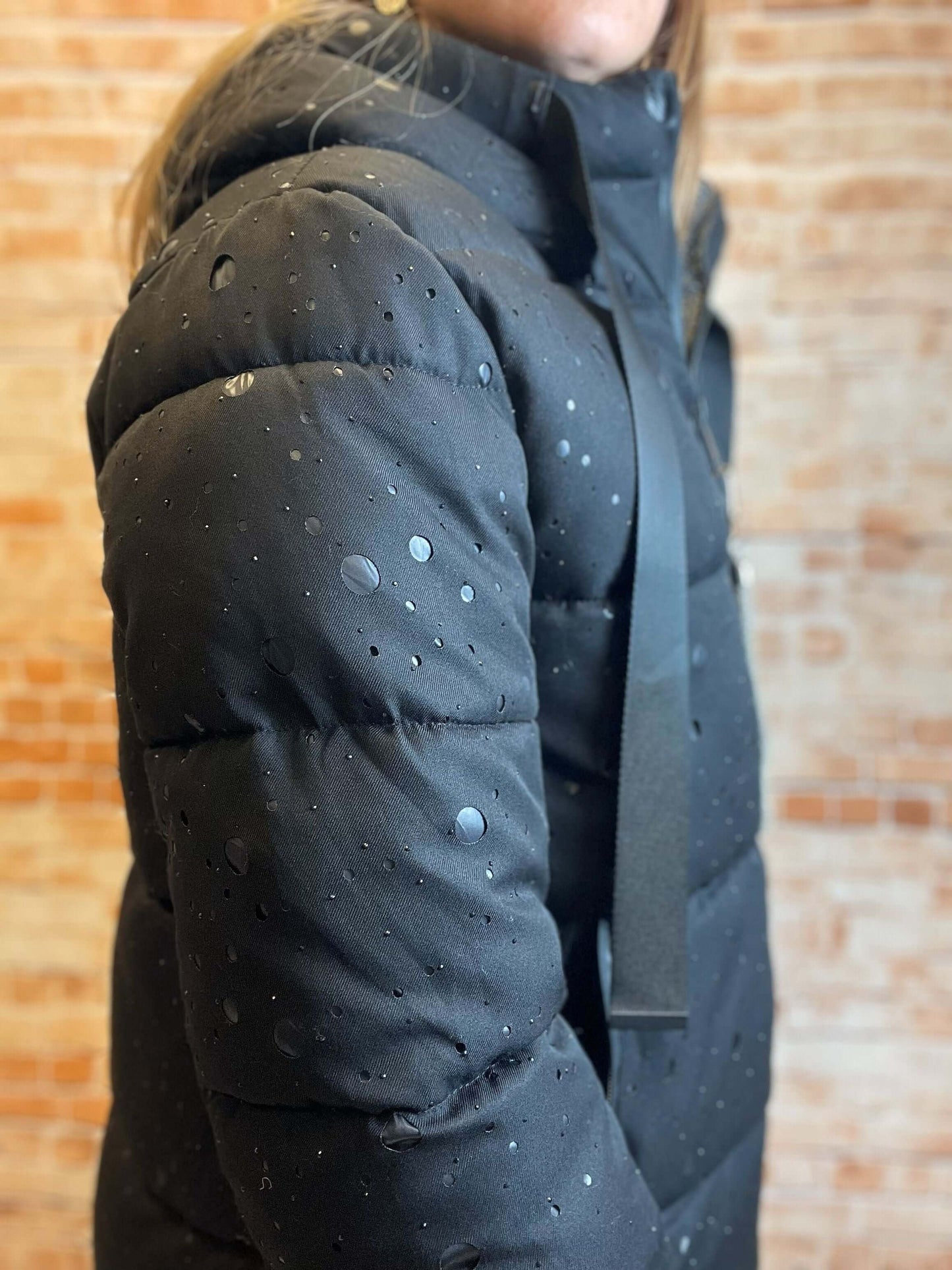 Schwarze kurze Winterjacke mit Strickärmeln