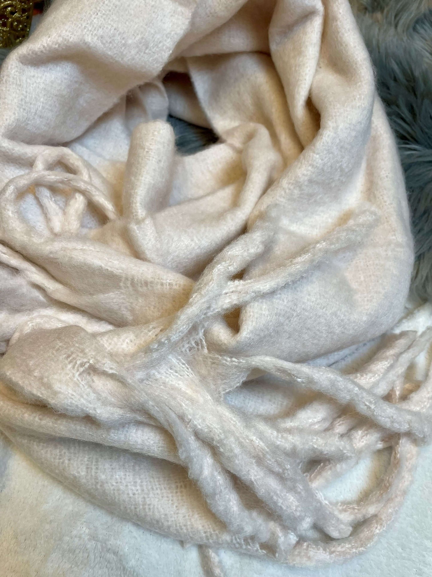 Einfarbiger dicker Wollschal mit Fransen