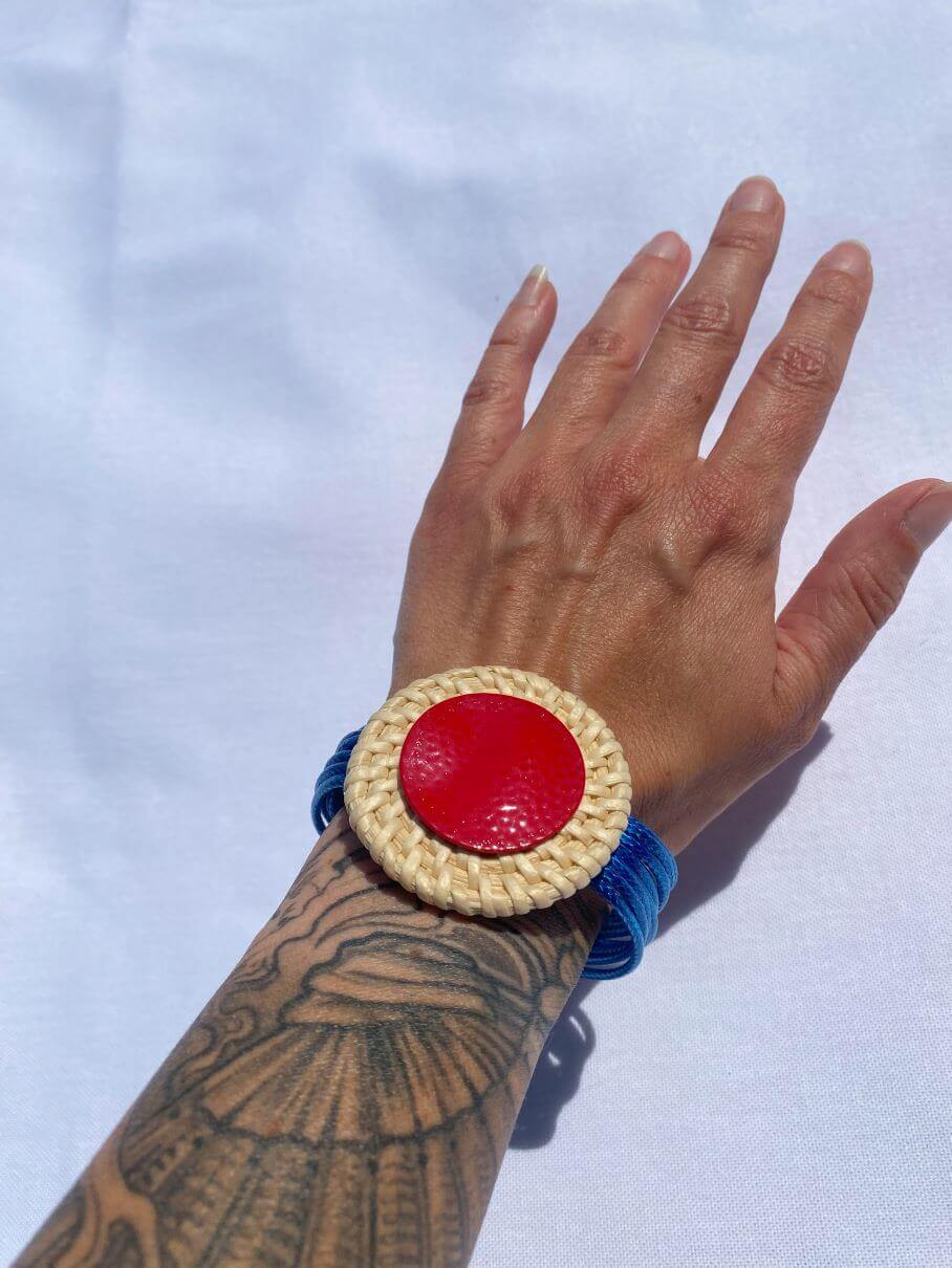 Blaues Armband mit rundem Anhänger
