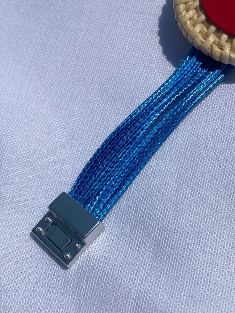 Blaues Armband mit rundem Anhänger