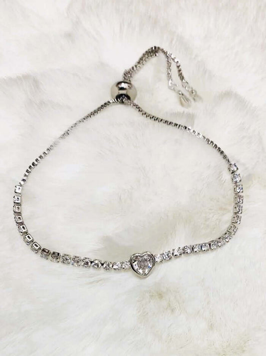 Armband mit Strasssteinen und Herz