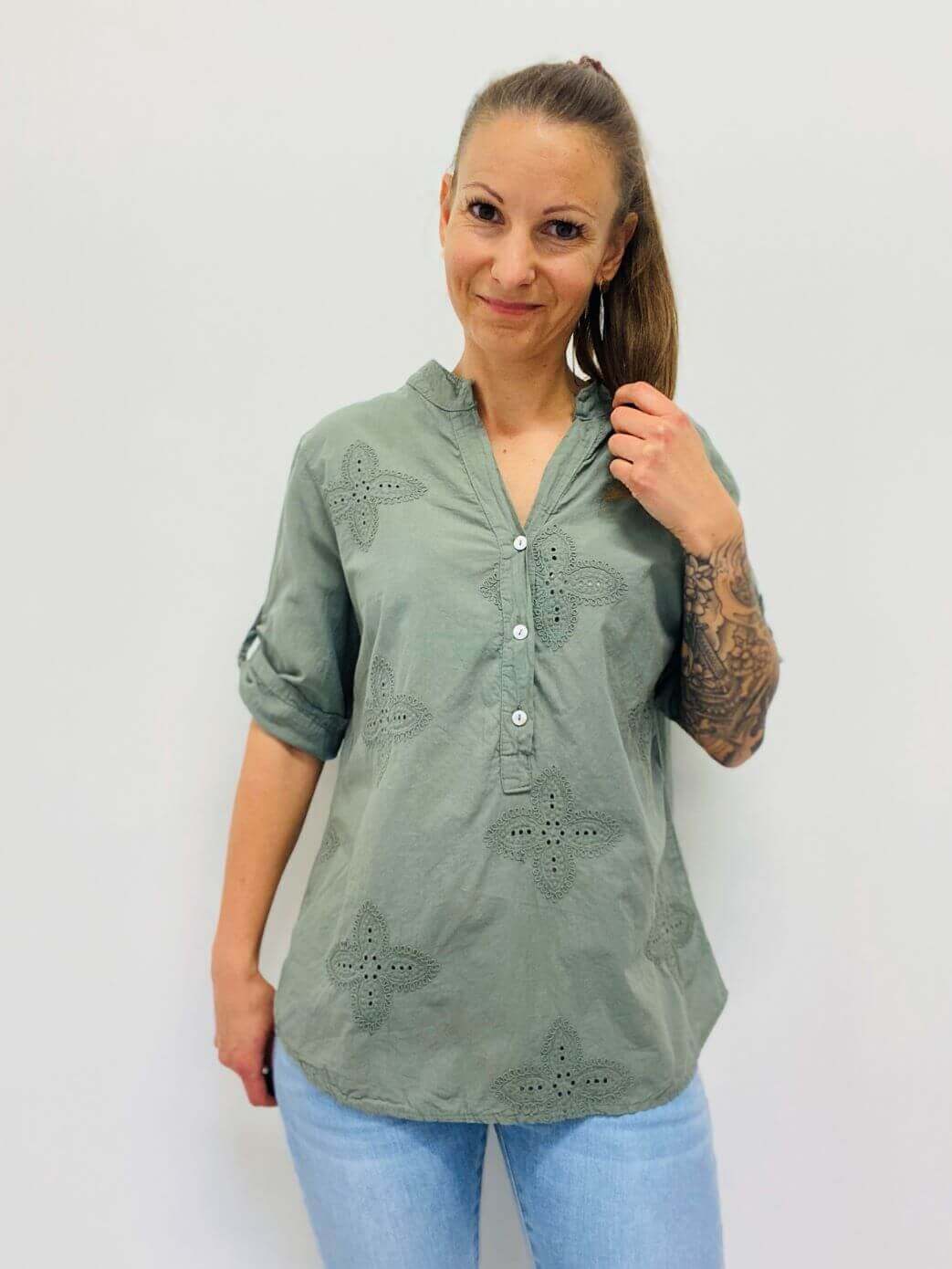 Bluse aus Baumwolle mit Lochstickerei