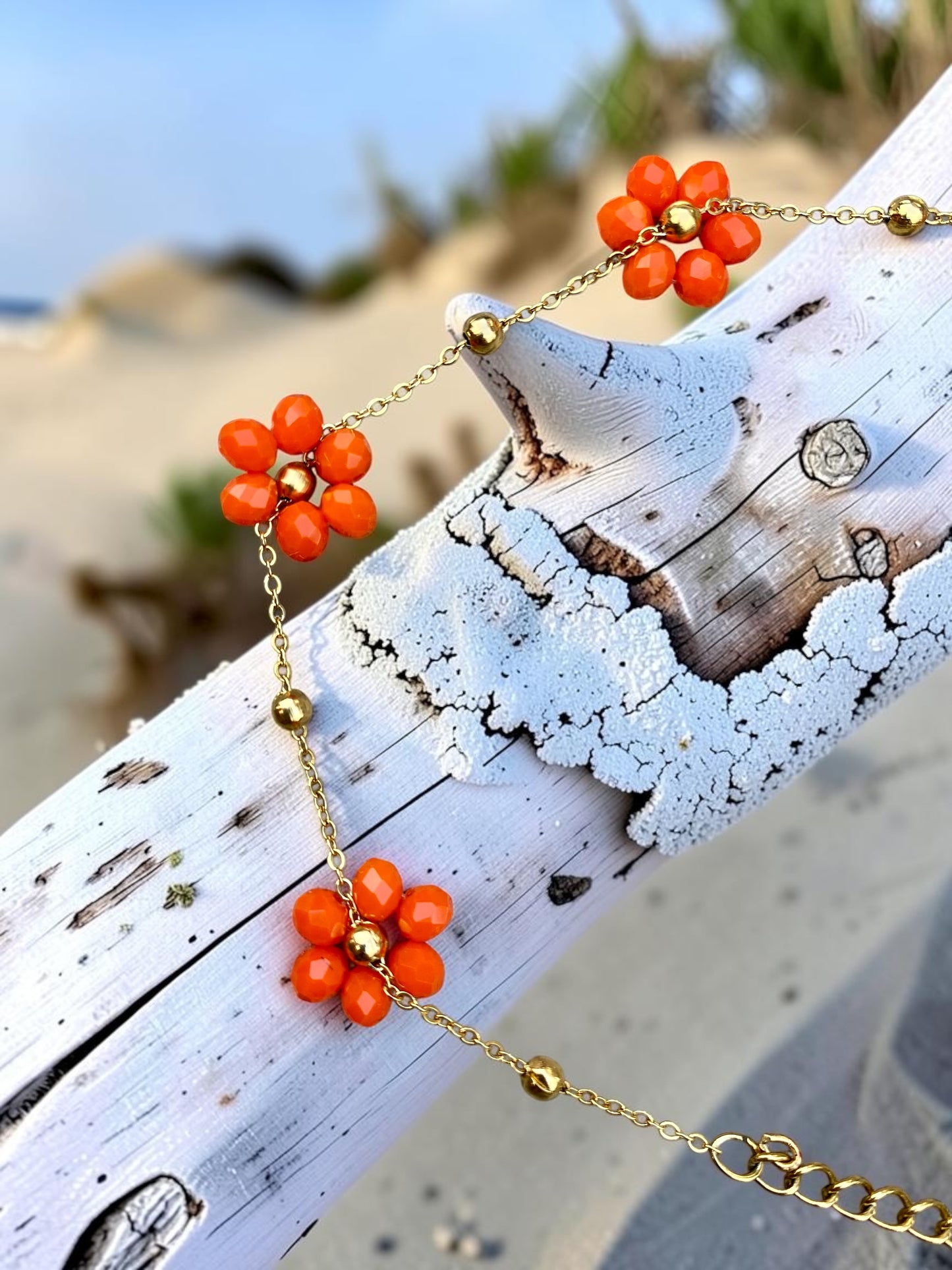 Dünnes goldenes Fußkettchen mit orangenen Blumen