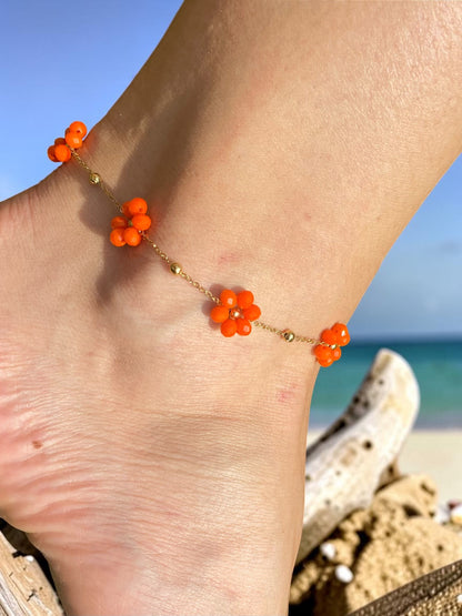 Dünnes goldenes Fußkettchen mit orangenen Blumen