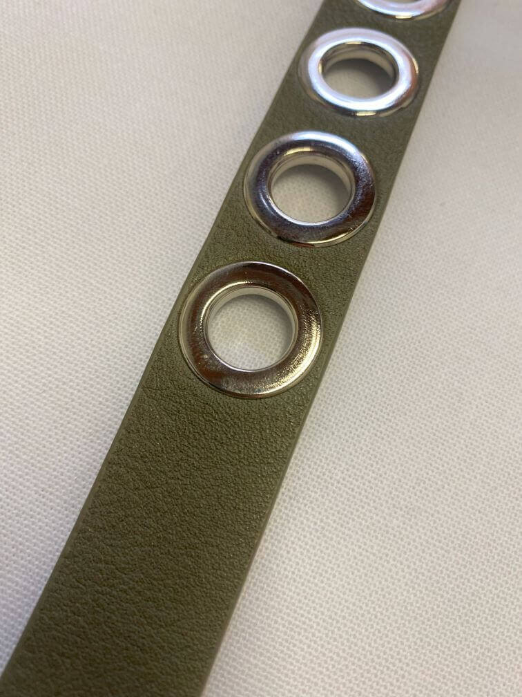 Schmaler Gürtel mit runden Ösen
