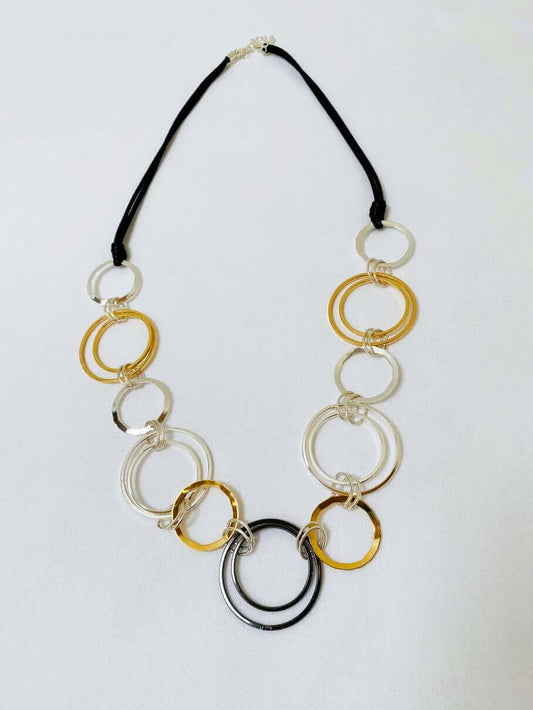 Schwarze Halskette mit silber und goldenen Gliedern