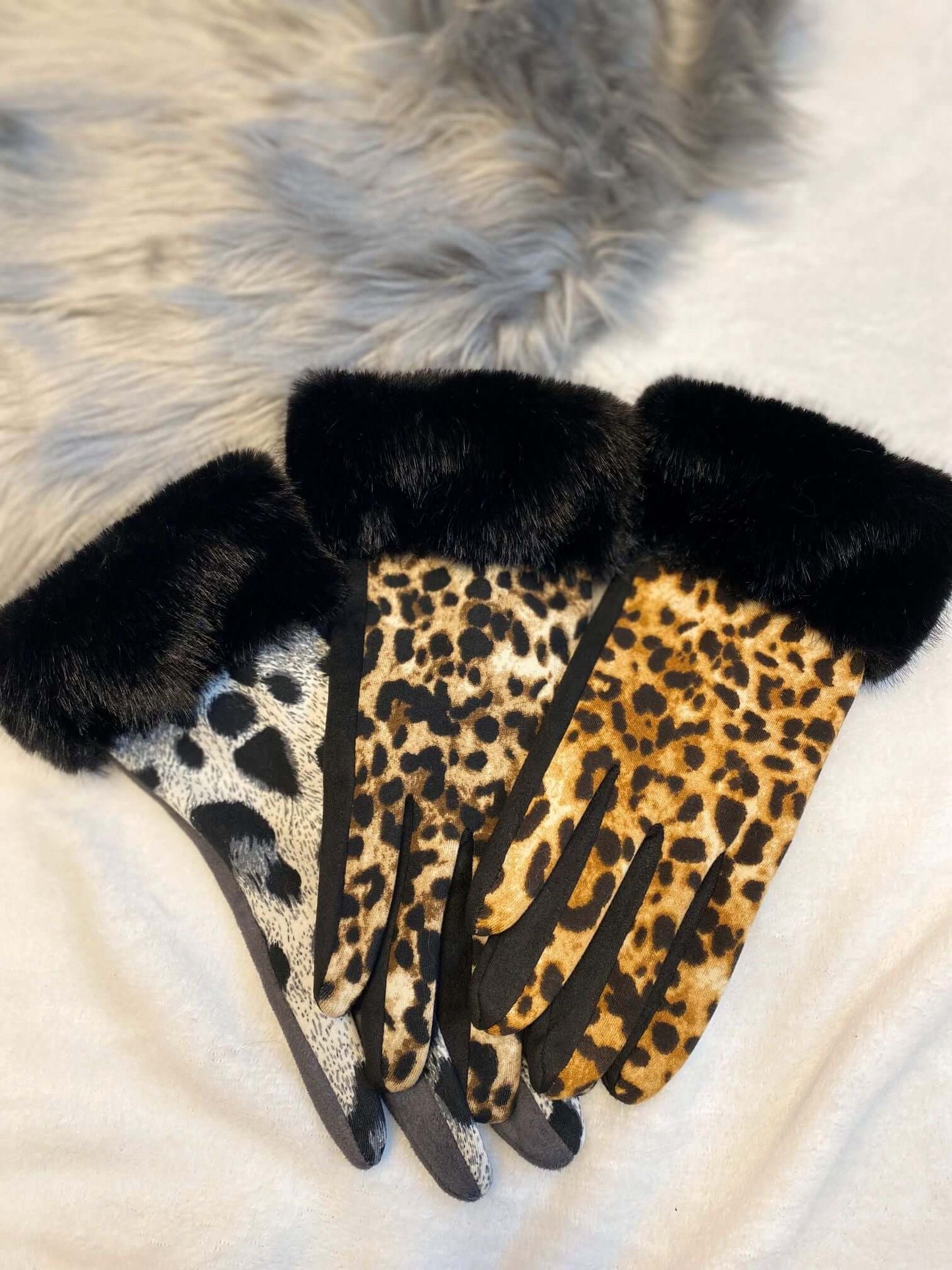 Dünne Plüsch Handschuhe im Leoprint