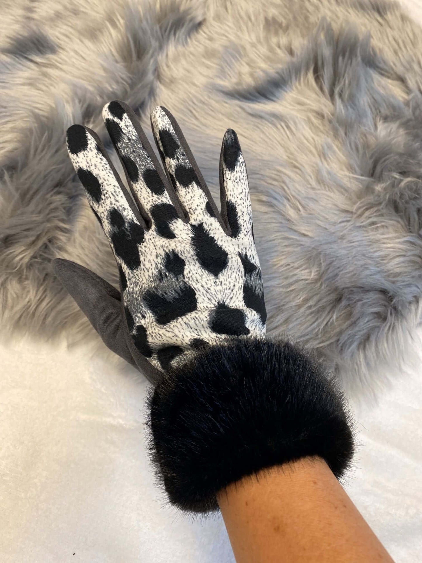 Dünne Plüsch Handschuhe im Leoprint