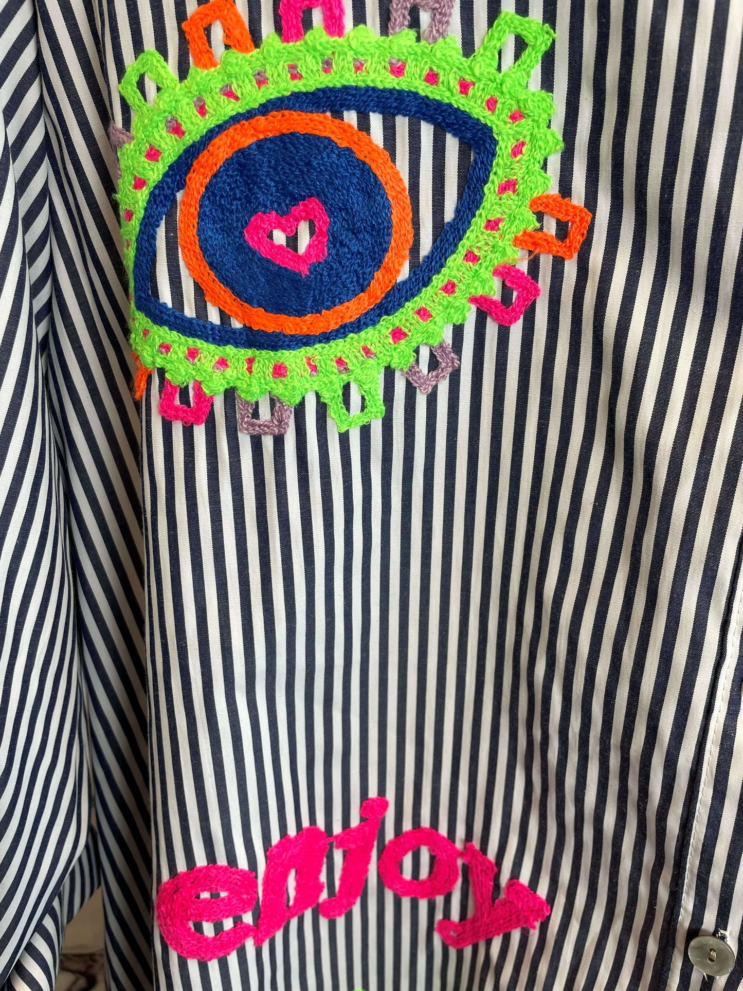Gestreifte Hemdbluse mit Neon-Akzenten