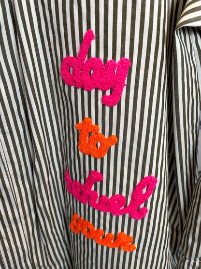 Gestreifte Hemdbluse mit Neon-Akzenten