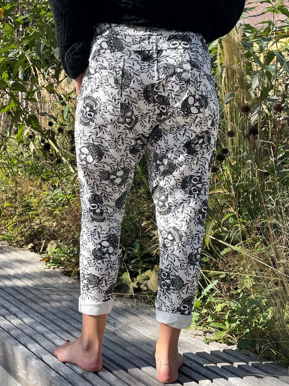Weiße dünne Jogginghose mit Totenkopf und lockerem Schritt