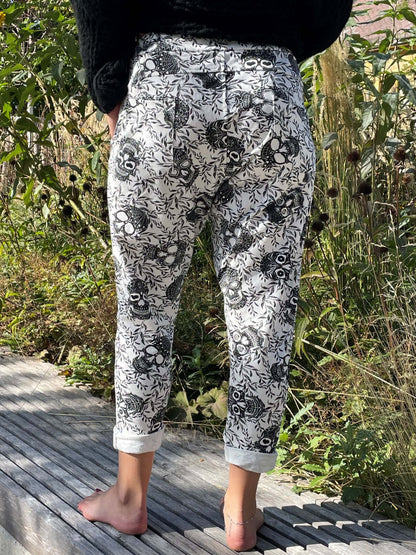 Weiße dünne Jogginghose mit Totenkopf und lockerem Schritt