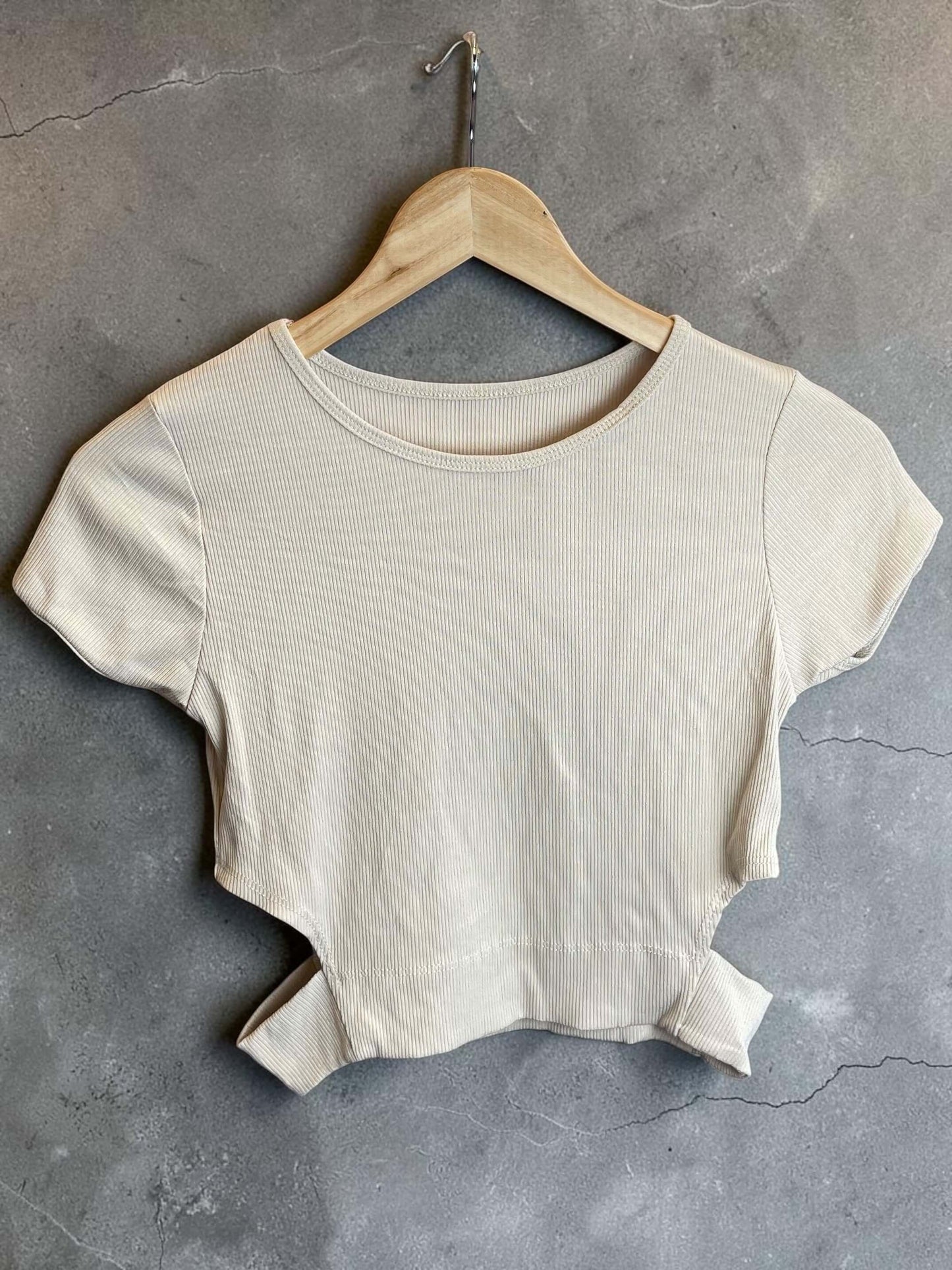 Kurzarm Crop-Top mit seitlichem Cut-Out