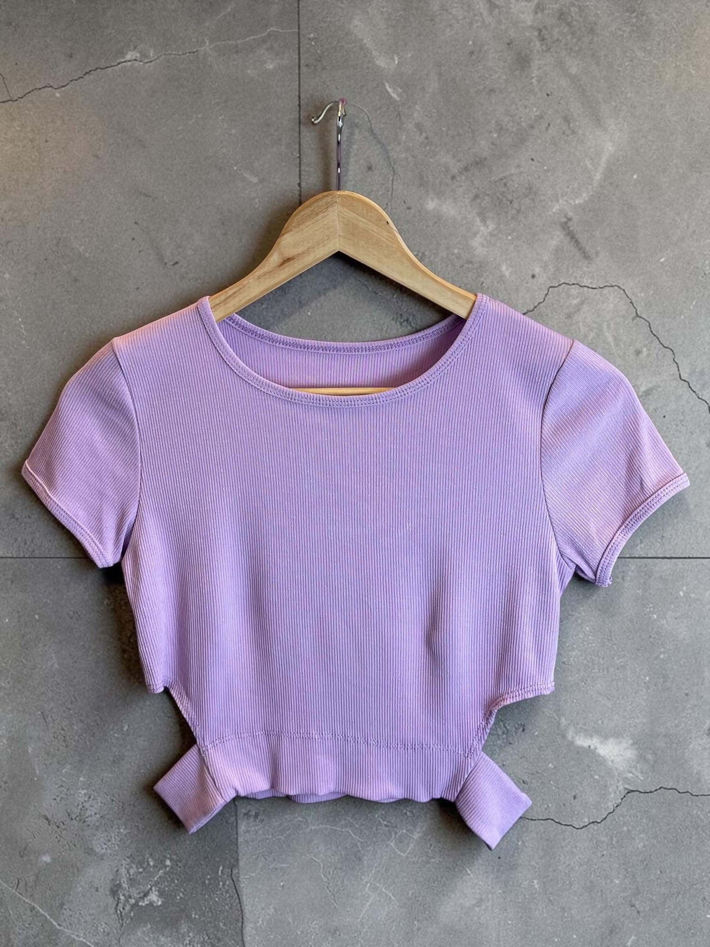 Kurzarm Crop-Top mit seitlichem Cut-Out
