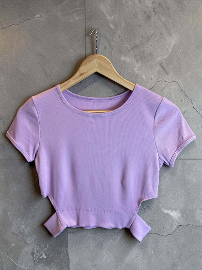 Kurzarm Crop-Top mit seitlichem Cut-Out