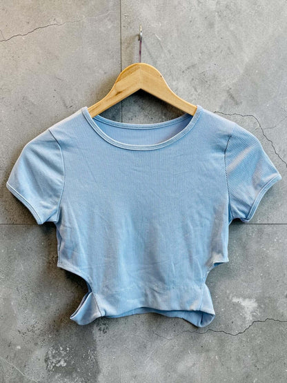 Kurzarm Crop-Top mit seitlichem Cut-Out