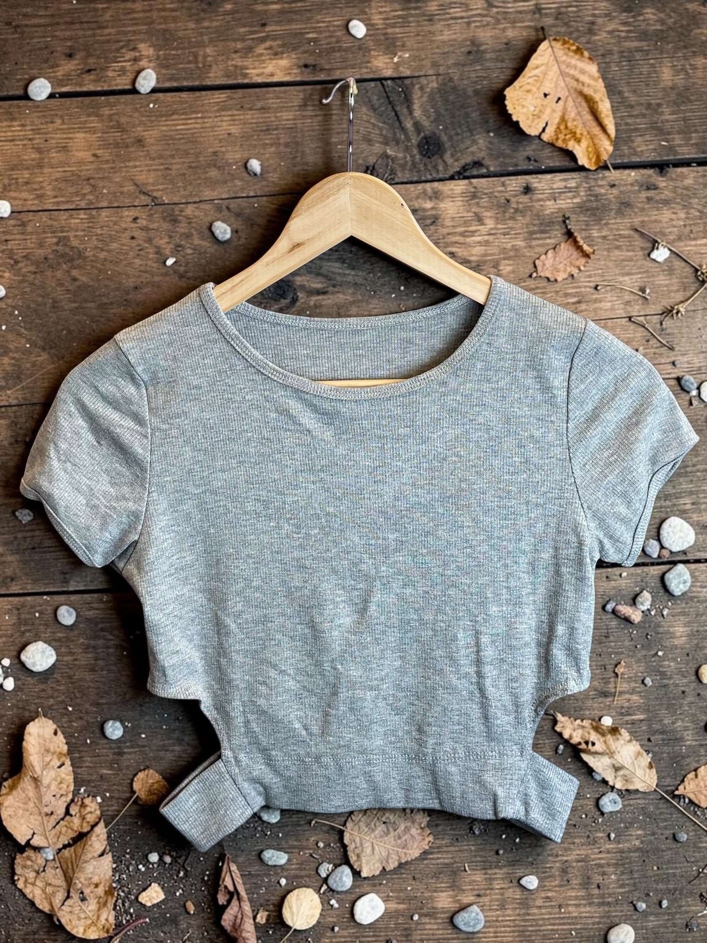 Kurzarm Crop-Top mit seitlichem Cut-Out