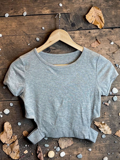 Kurzarm Crop-Top mit seitlichem Cut-Out