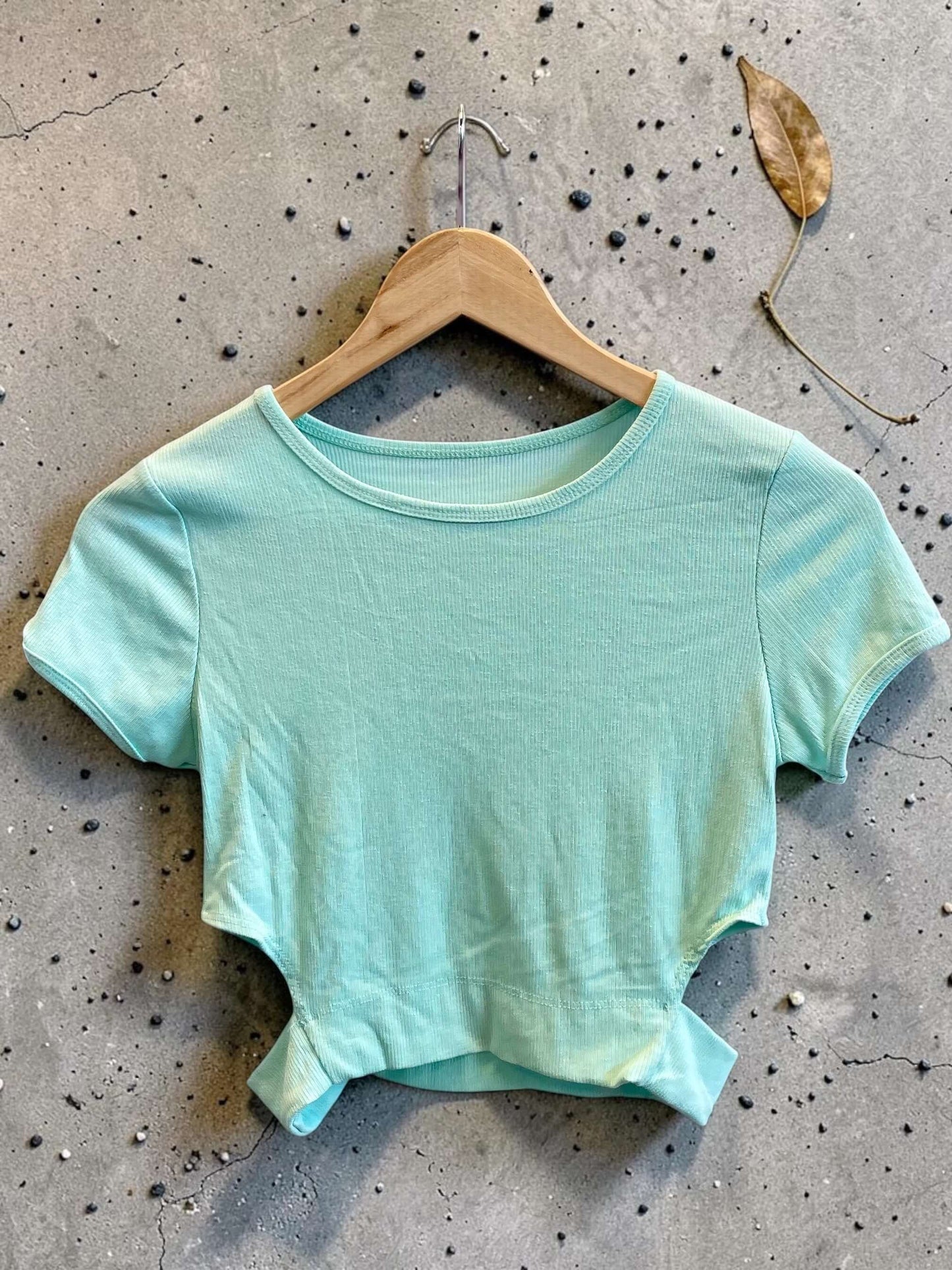 Kurzarm Crop-Top mit seitlichem Cut-Out