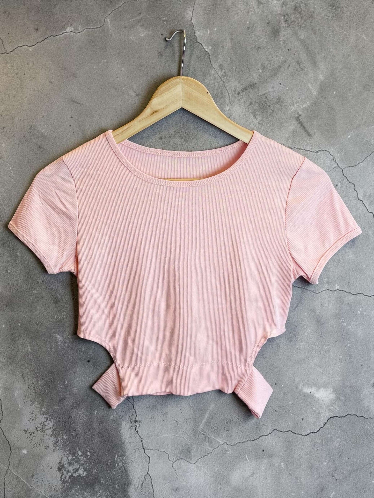 Kurzarm Crop-Top mit seitlichem Cut-Out