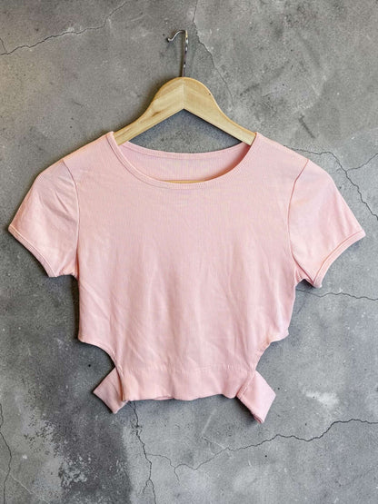 Kurzarm Crop-Top mit seitlichem Cut-Out