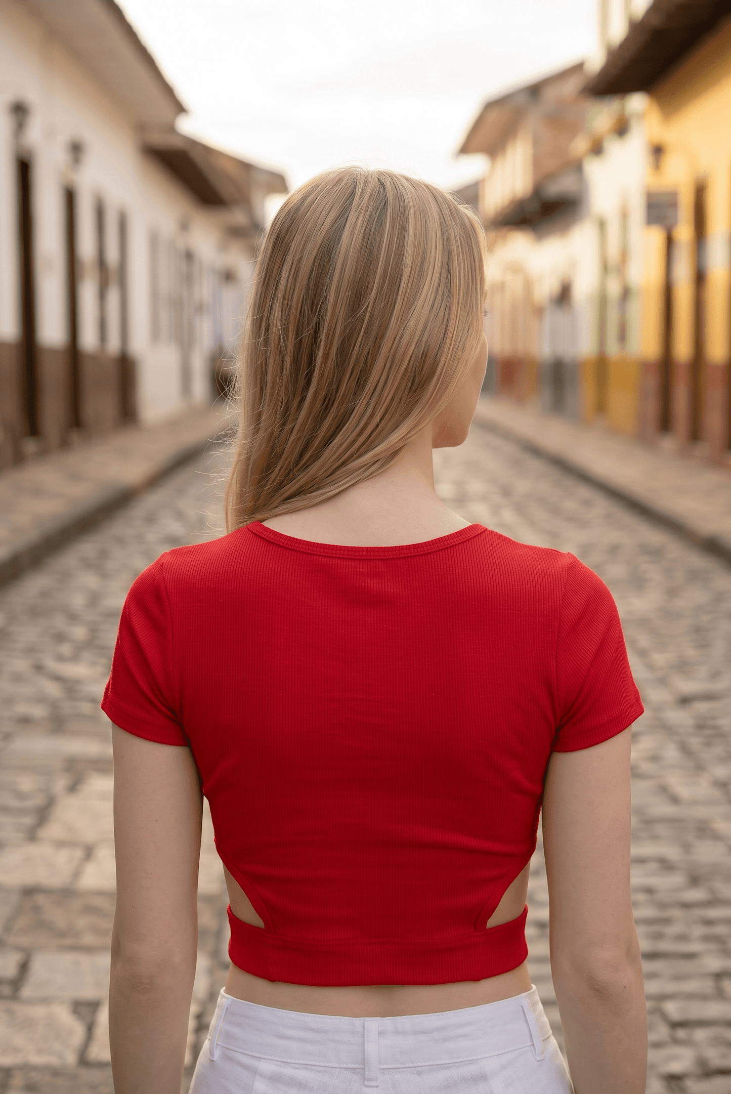 Kurzarm Crop-Top mit seitlichem Cut-Out