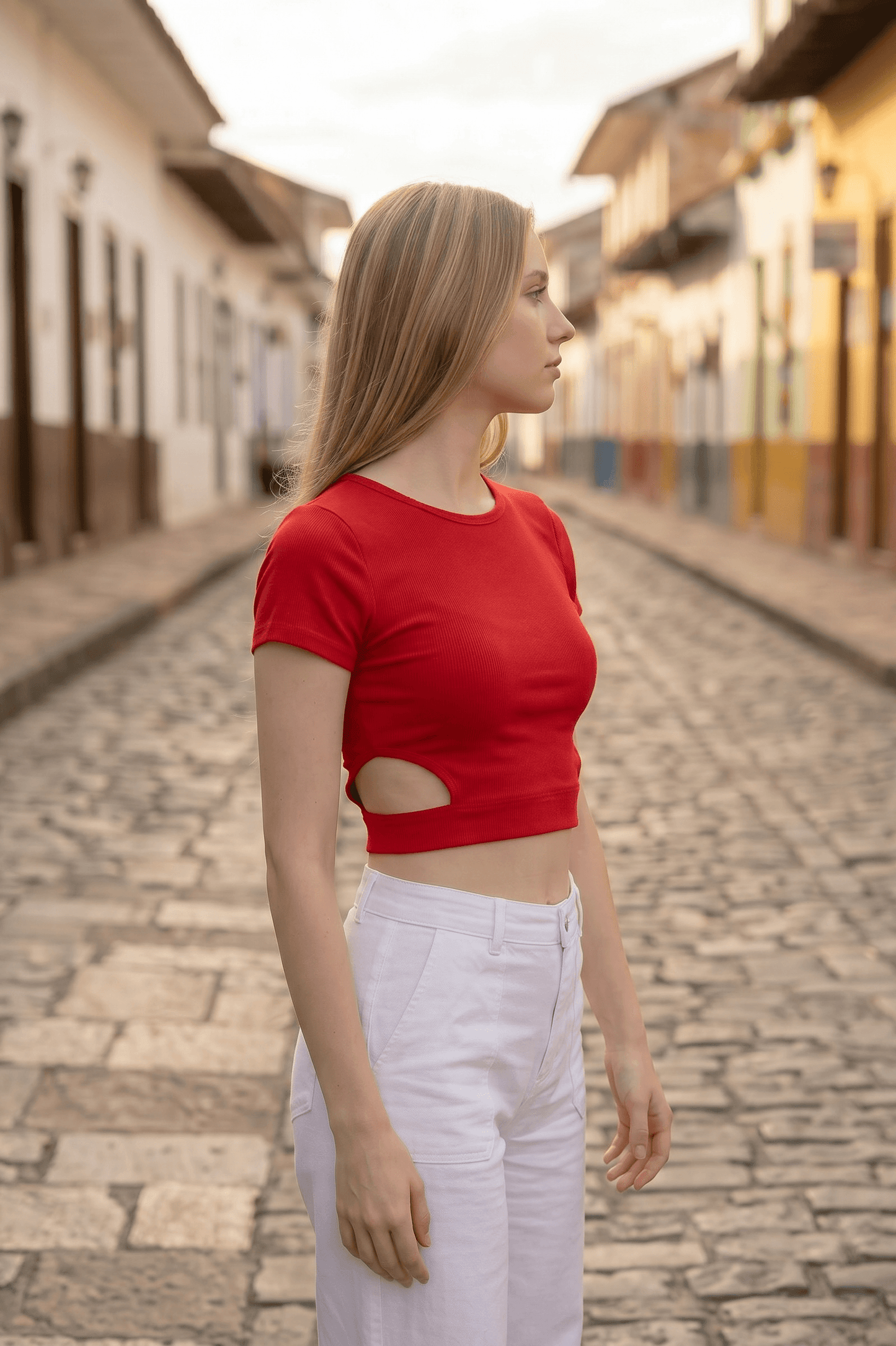 Kurzarm Crop-Top mit seitlichem Cut-Out