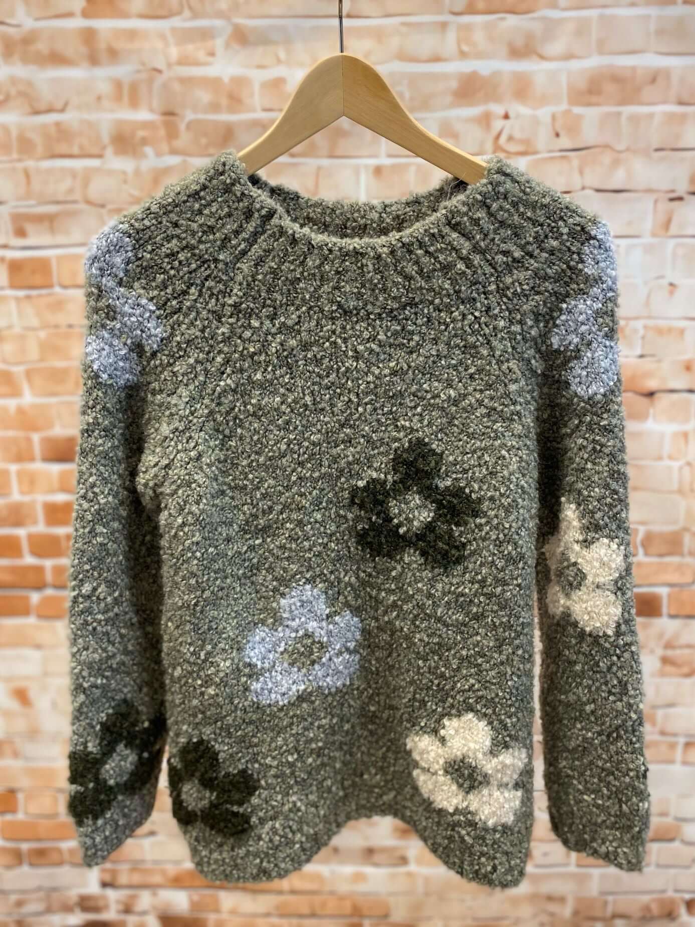 Weicher Woll-Pullover mit bunten Blumen